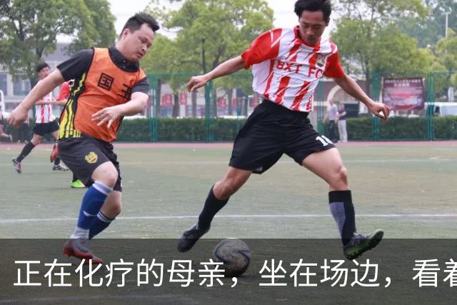 正在化疗的母亲，坐在场边，看着儿子穿上勇士球衣